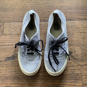 Vans black and white geometric triangle print lace up sneakers mens 7 woman 8.5